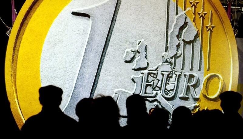 Im Bargeldverkehr löst der Euro 2002 die M-Mark ab. Foto: dpa Im Bargeldverkehr löst der Euro 2002 die M-Mark ab. Foto: dpa