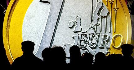 Im Bargeldverkehr löst der Euro 2002 die M-Mark ab. Foto: dpa