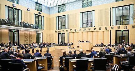 Nach dem Scheitern des Bürgergelds in der Länderkammer soll der Vermittlungsausschuss von Bundestag und Bundesrat bis Ende November eine Lösung finden. Nach dem Scheitern des Bürgergelds in der Länderkammer soll der Vermittlungsausschuss von Bundestag und Bundesrat bis Ende November eine Lösung finden.