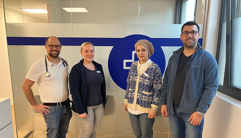 Hausarzt Tobias Neuwirth und Sprechstundenhilfe Katharina Ruckheim bieten mit Hadeel Mustafa und Simon Shakra vom Landratsamt (von links) eine Sprechstunde f&uuml;r Gefl&uuml;chtete an.