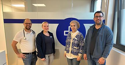 Hausarzt Tobias Neuwirth und Sprechstundenhilfe Katharina Ruckheim bieten mit Hadeel Mustafa und Simon Shakra vom Landratsamt eine Sprechstunde für Geflüchtete an. Hausarzt Tobias Neuwirth und Sprechstundenhilfe Katharina Ruckheim bieten mit Hadeel Mustafa und Simon Shakra vom Landratsamt eine Sprechstunde für Geflüchtete an.