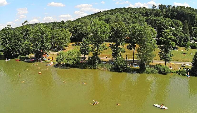 Der Neumühlsee ist als Rückhaltebecken konzipiert. Es fehlt der Durchlauf. Deshalb gab es in der Vergangenheit immer wieder Probleme mit Blaualgen.
Foto: Archiv/Greiner Der Neumühlsee ist als Rückhaltebecken konzipiert. Es fehlt der Durchlauf. Deshalb gab es in der Vergangenheit immer wieder Probleme mit Blaualgen.
Foto: Archiv/Greiner