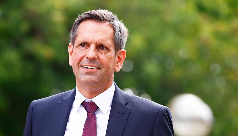 Olaf Lies übernimmt das Amt des Ministerpräsidenten vom langjährigen Regierungschef Stephan Weil. Olaf Lies übernimmt das Amt des Ministerpräsidenten vom langjährigen Regierungschef Stephan Weil.