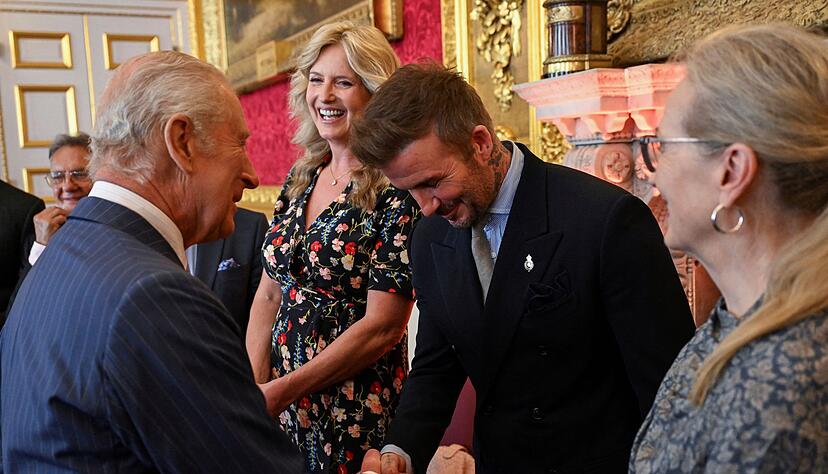 Der britische K&ouml;nig Charles III (l) und David Beckham kennen sich seit Jahren pers&ouml;nlich.