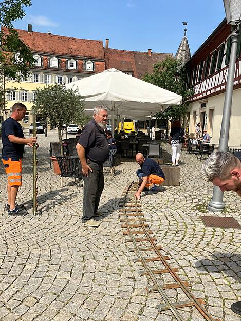 Sollte der Aufbau bis Freitag abgeschlossen sein, gibt es am Wochenende die Gelegenheit für die Bevölkerung, im Sommer über den Marktplatz zu fahren. Sollte der Aufbau bis Freitag abgeschlossen sein, gibt es am Wochenende die Gelegenheit für die Bevölkerung, im Sommer über den Marktplatz zu fahren.