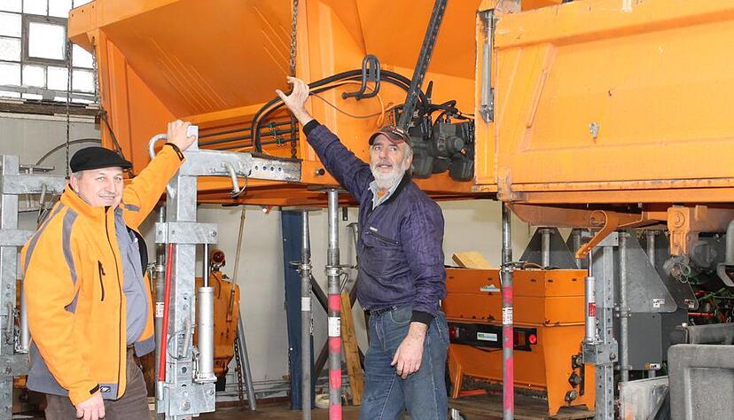 Bauhofchef Bernhard Richter (links) mit seinem Mitarbeiter Kurt Endre&szlig; am Streugutbeh&auml;lter, der bei Bedarf auf den Lastwagen aufgesetzt wird. Foto: Rolf Muth