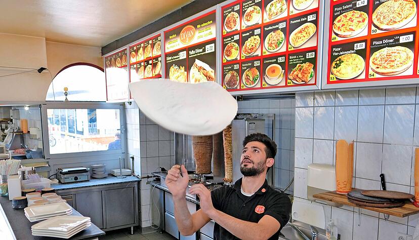 Recep Achmad formt einen Teig im Divan in der Sülmer Straße. In diesem Teil der Heilbronner Fußgängerzone ist die Döner-Konkurrenz besonders groß.
Foto: Dennis Mugler Recep Achmad formt einen Teig im Divan in der Sülmer Straße. In diesem Teil der Heilbronner Fußgängerzone ist die Döner-Konkurrenz besonders groß.
Foto: Dennis Mugler