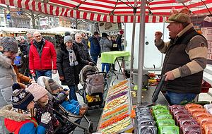 Der Krämermarkt lockt viele Menschen in die Innenstadt. Für einige Händler ist der Pferdemarkt in Heilbronn ein Traditionsstandort. Der Krämermarkt lockt viele Menschen in die Innenstadt. Für einige Händler ist der Pferdemarkt in Heilbronn ein Traditionsstandort.