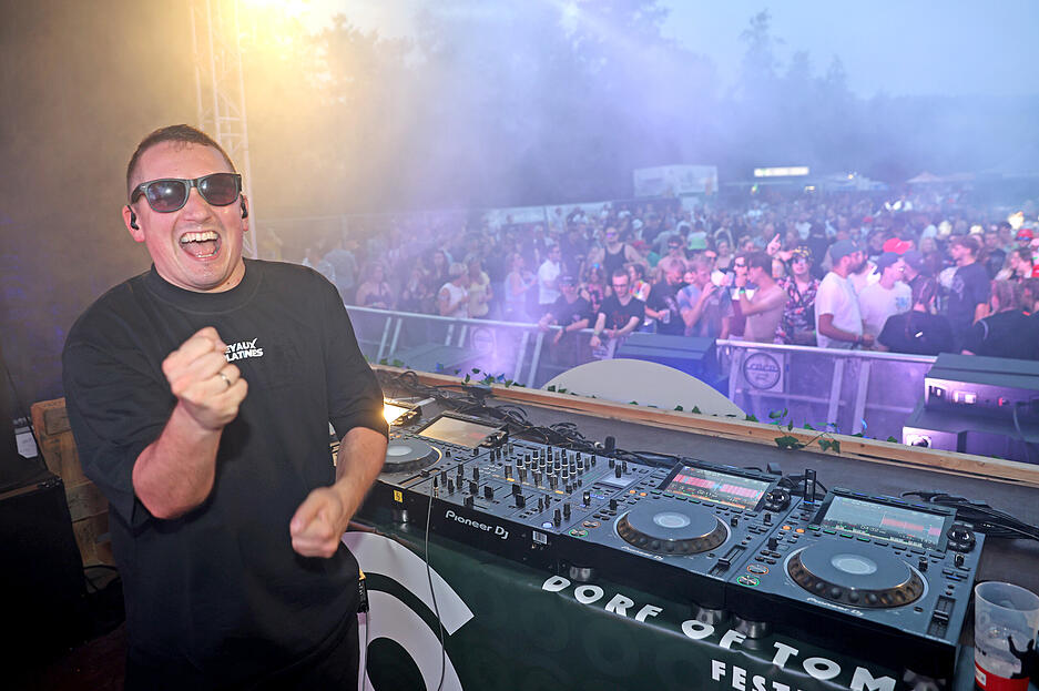 "Zwölf Stunden tanzen, feiern und gute Laune", dafür sorgten am Wochenende Noisetime, Fabian Farell, Dropixx, Toby Dee, MPB, Basskiller, Jey aux Platines, Keno, Pasc, Dessic und Generation's Sound.