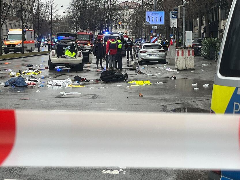 Polizisten untersuchen ein Auto in der Nähe des Einsatzortes.