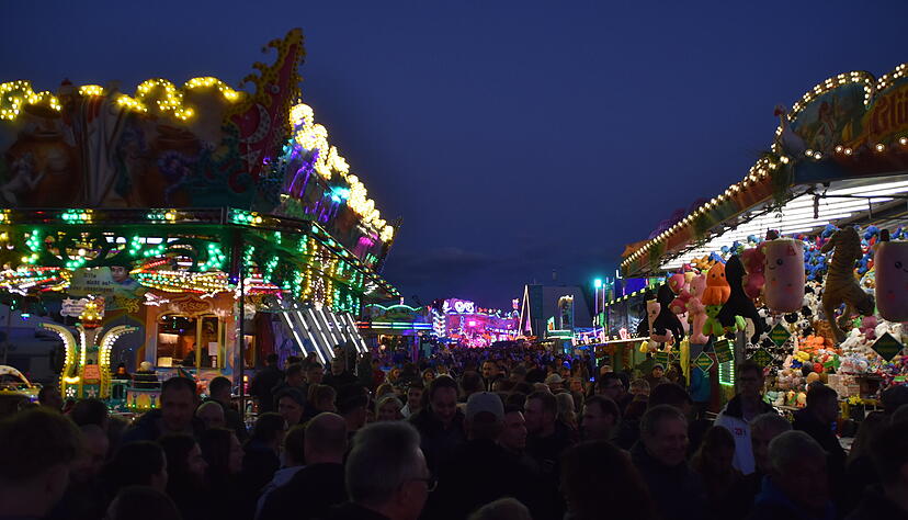 Wenn es Abend wird, beginnt Musdorf zu leuchten. Die Fahrgeschäfte funkeln in Abertausenden von Lichtern.
