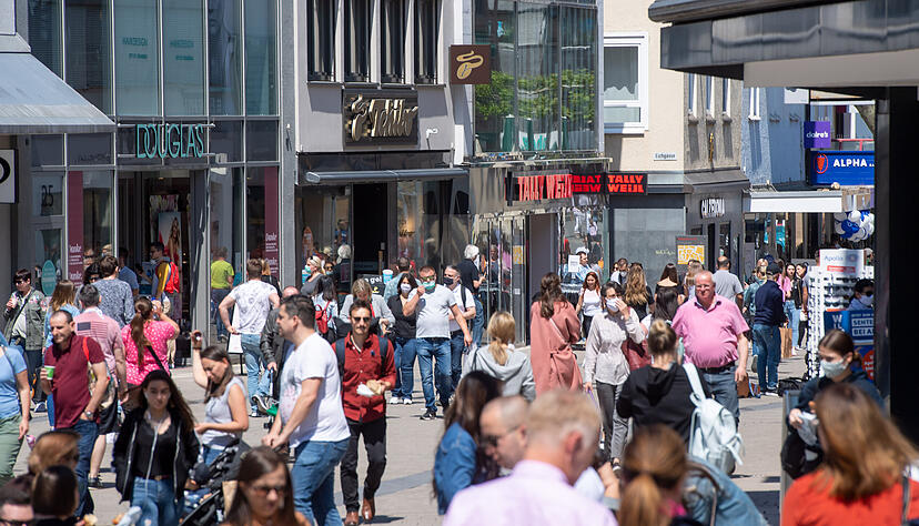 Die Fleiner Stra&szlig;e in Heilbronn war am fr&uuml;hen Samstagnachmittag voller Passanten.