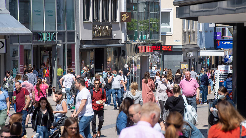 Die Fleiner Stra&szlig;e in Heilbronn war am fr&uuml;hen Samstagnachmittag voller Passanten.