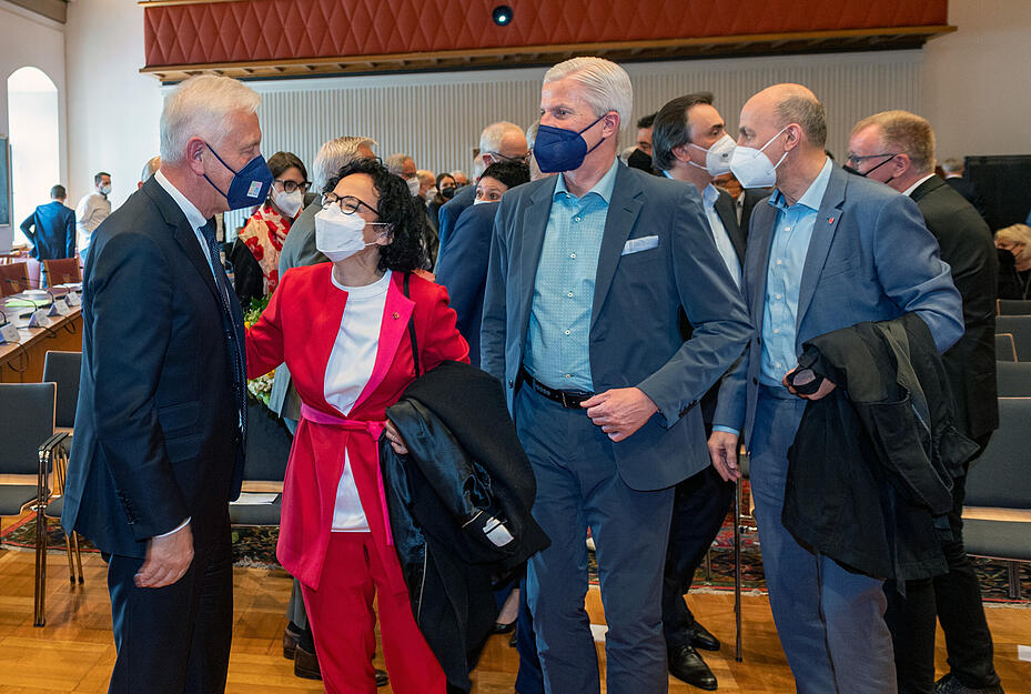 Heilbronns OB Harry Mergel f&uuml;r zweite Amtszeit verpflichtet