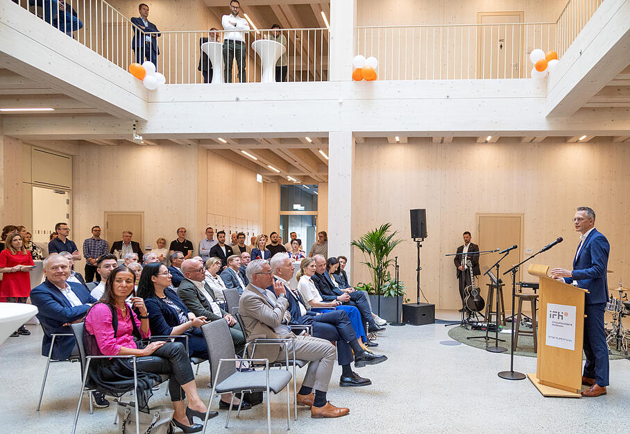 Das markante offen Atrium ist der zentrale Treffpunkt in der neuen Innovationsfabrik in Heilbronn.