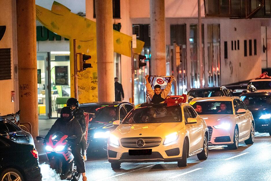 Um 1 Uhr morgens l&ouml;ste sich die Feier der bosnischen und t&uuml;rkischen Fu&szlig;ballfans allm&auml;hlich auf.