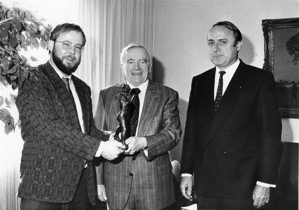 Seit 1977 wächst die Kleinskulpturensammlung der Städtischen Museen.
25. Februar 1987: Ernst Vogelmann übergibt Museumsdirektor Dr. Andreas Pfeiffer das Bozzetto von Aristide Maillol "L´Action enchainée". Der Kunstmäzen stiftet 50 000 Mark zum Ankauf von Werken für die Sammlung. Seit 1977 wächst die Kleinskulpturensammlung der Städtischen Museen.
25. Februar 1987: Ernst Vogelmann übergibt Museumsdirektor Dr. Andreas Pfeiffer das Bozzetto von Aristide Maillol "L´Action enchainée". Der Kunstmäzen stiftet 50 000 Mark zum Ankauf von Werken für die Sammlung.