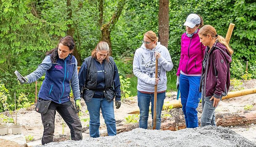 Fachplanerin Meike Paasch (links) übernimmt die Leitung auf der Baustelle, weist die Helferinnen mit Bürgermeisterin Diana Danner (Zweite von rechts) an.