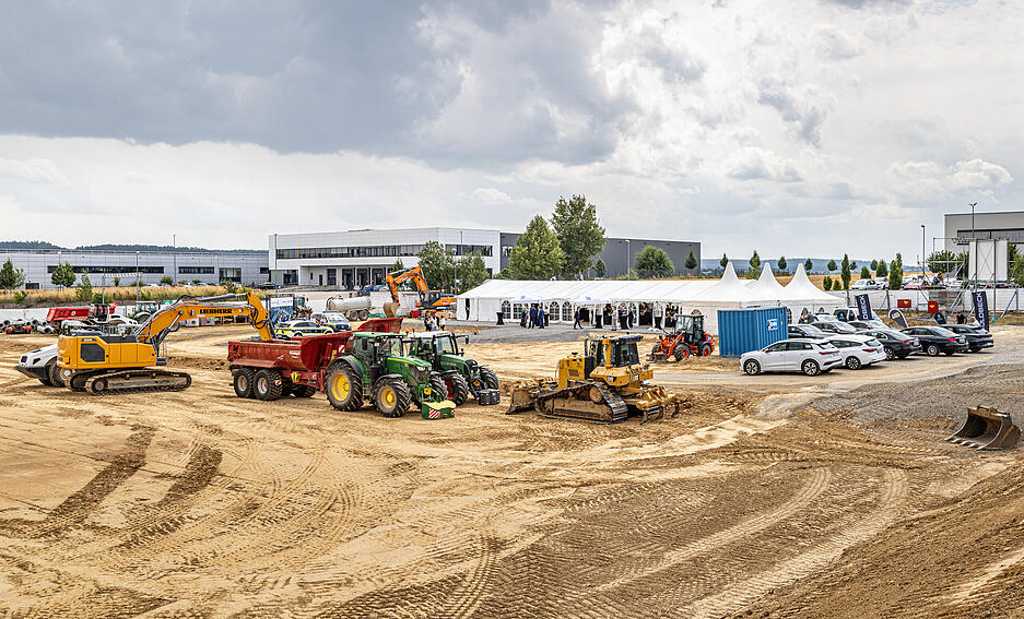 Wo die Baumaschinen stehen, entstehen insgesamt drei Hallen, in denen Zollkräfte künftig scharfe Einsätze trainieren. Wo die Baumaschinen stehen, entstehen insgesamt drei Hallen, in denen Zollkräfte künftig scharfe Einsätze trainieren.