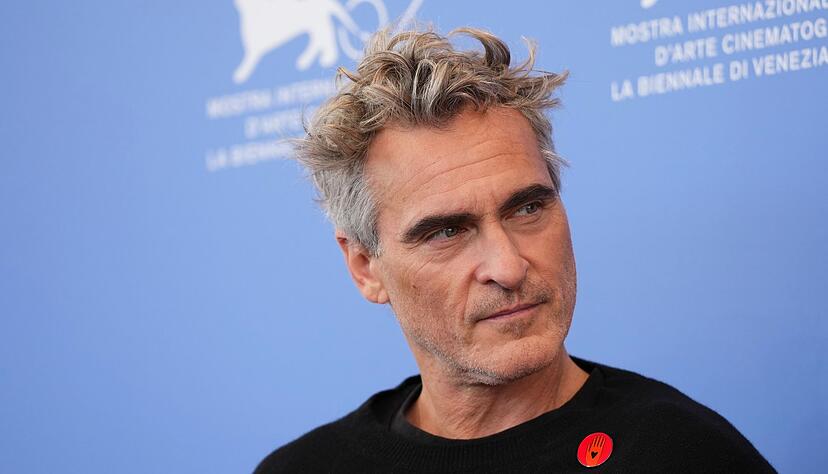 Joaquin Phoenix vor der Pressekonferenz des Films mit einem «Artists4Ceasefire»-Anstecker. Joaquin Phoenix vor der Pressekonferenz des Films mit einem «Artists4Ceasefire»-Anstecker.