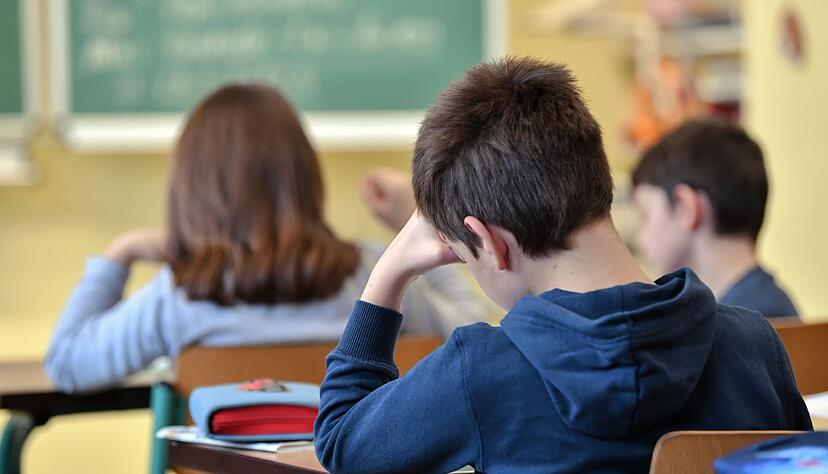 Leistungsdruck, Mobbing, soziale Ängste und Lese- oder Rechtschreibschwäche sind die häufigsten Ursachen, die zur Schulangst führen können. Leistungsdruck, Mobbing, soziale Ängste und Lese- oder Rechtschreibschwäche sind die häufigsten Ursachen, die zur Schulangst führen können.