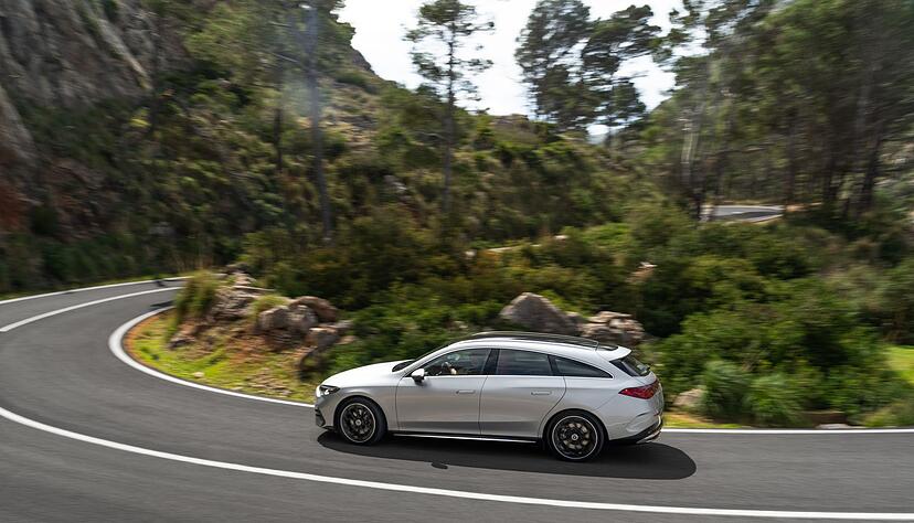 Mehr Dach, mehr Heck, mehr Platz: Der elektrische Mercedes CLA Shooting Brake bietet 455 bis 1.290 Liter Ladevolumen &ndash; und vorn gibt&rsquo;s noch den Frunk mit ca. 100 Litern extra.