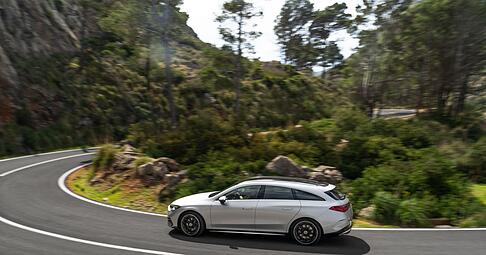 Mehr Dach, mehr Heck, mehr Platz: Der elektrische Mercedes CLA Shooting Brake bietet 455 bis 1.290 Liter Ladevolumen &ndash; und vorn gibt&rsquo;s noch den Frunk mit ca. 100 Litern extra.