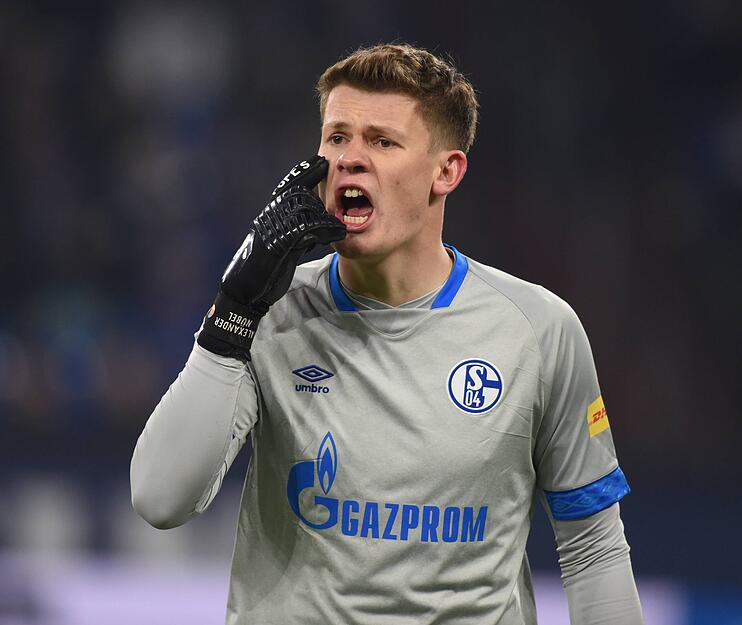 Doch der Weg dahin war lang. Von 2015 bis 2020 stand der heutige VfB-Torwart beim FC Schalke 04 unter Vertrag. Dort wusste Nübel zu überzeugen und weckt Interesse aus der Bundesliga.