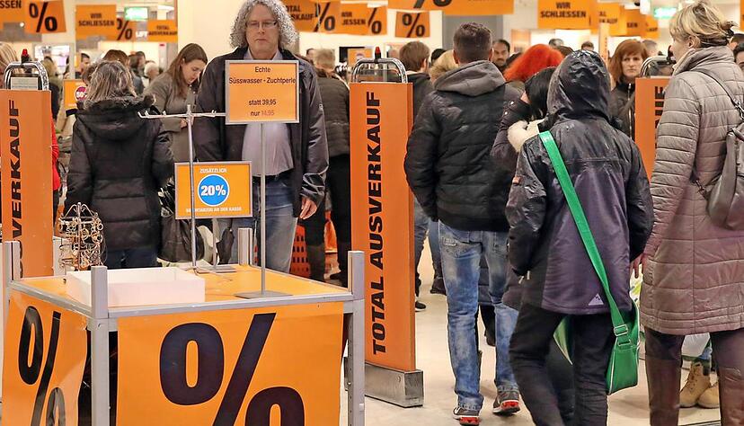 Total-Ausverkauf: Am Samstag war die Galeria Kaufhof im Wollhauszentrum zum letzten Mal ge&ouml;ffnet &minus; und erlebte einen regelrechten Ansturm.Foto: Andreas Veigel