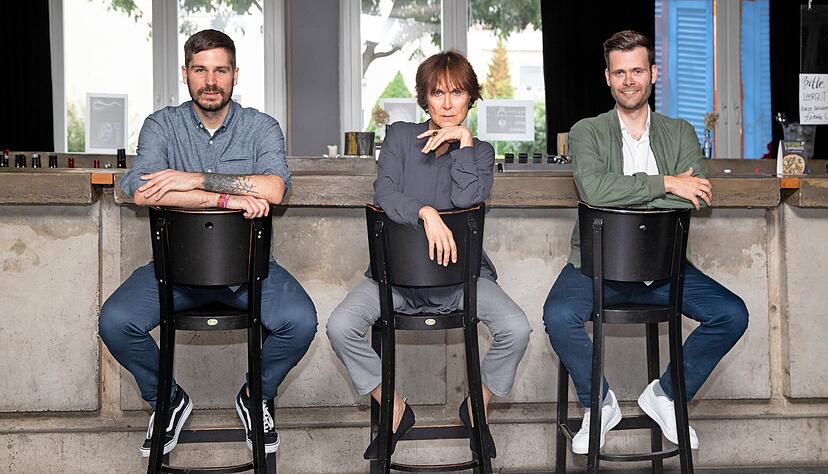 Am wohl sch&ouml;nsten Tresen der Bahnhofsvorstadt im Kunst- und Kulturwerkhaus Zigarre: Ranjo Doering (links), Claudia Ihlefeld, Christoph Feil.
Foto: Andreas Veigel