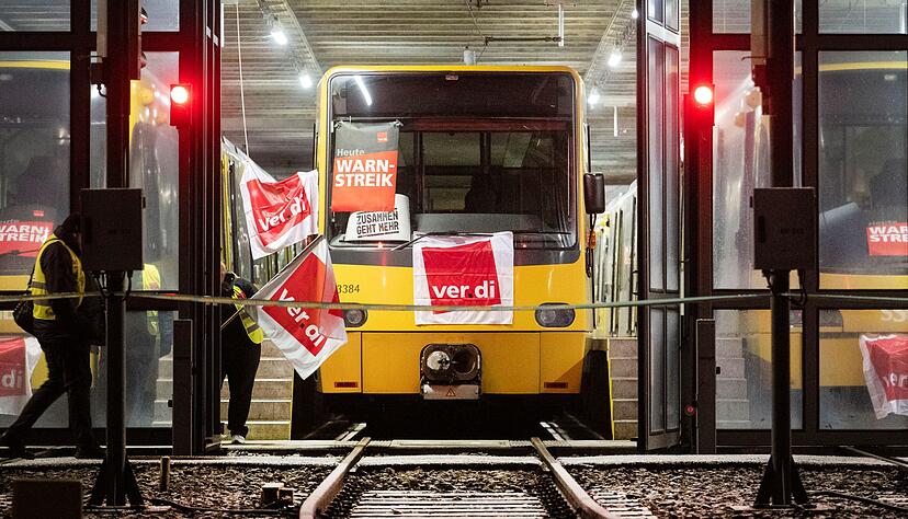 In insgesamt sieben Gro&szlig;st&auml;dten im Land blieben Busse und Bahnen im Depot.