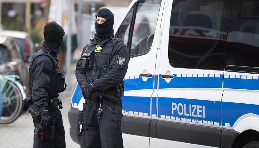 Polizeibeamte während einer Razzia gegen sogenannte «Reichsbürger» in Frankfurt. Polizeibeamte während einer Razzia gegen sogenannte «Reichsbürger» in Frankfurt.