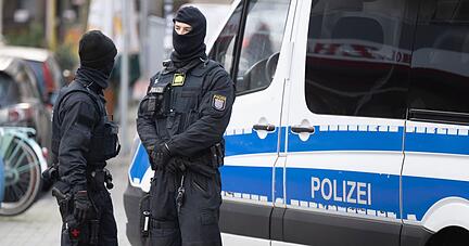 Polizeibeamte während einer Razzia gegen sogenannte «Reichsbürger» in Frankfurt.