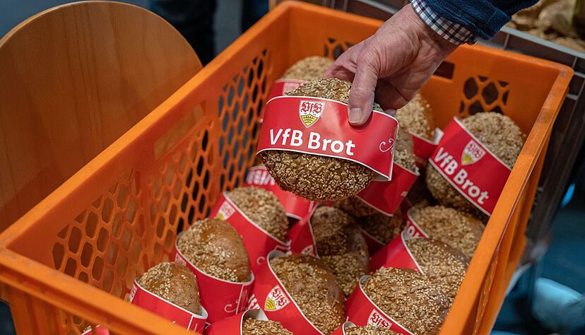 Der VfB Stuttgart spendete in der Stuttgarter Vesperkirche auch Brot f&uuml;r Arme und Bed&uuml;rftige.