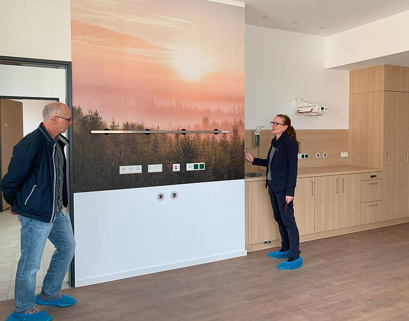 Jeder Kreißsaal in der Geburtshilfestation im 1. Obergeschoss ist mit einem unterschiedlichen Bildmotiv geschmückt. Jeder Kreißsaal in der Geburtshilfestation im 1. Obergeschoss ist mit einem unterschiedlichen Bildmotiv geschmückt.