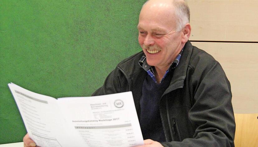 Lothar Mühlenstedt, Geschäftsführer des Maschinenrings Blaufelden, mit dem Katalog in dem das Gebrauchtmaschinenangebot zu sehen ist.Foto: Ute Schäfer