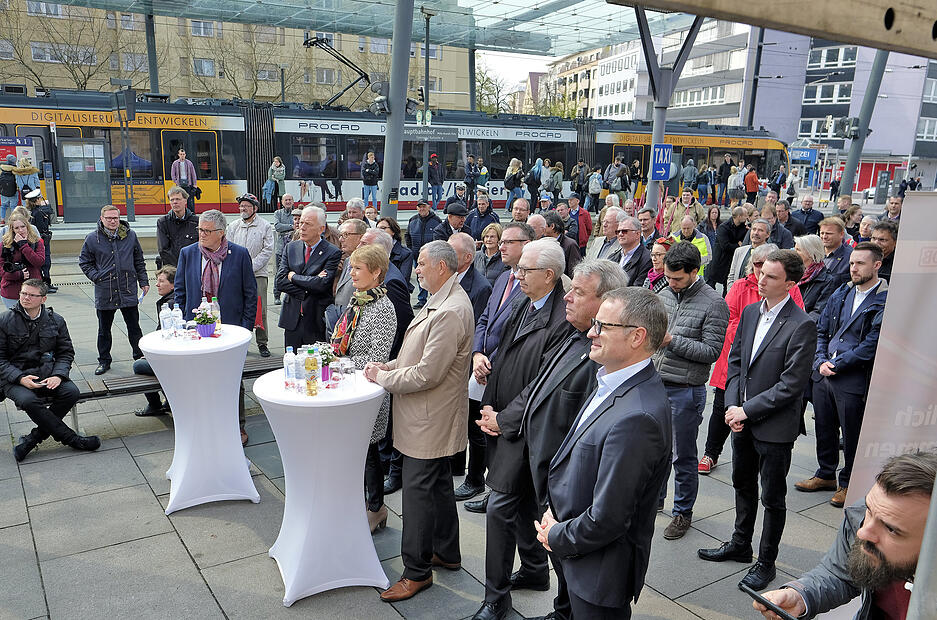Viele geladene Gäste sowie Reisende, Pendler und Besucher vor Ort begleiteten die offiziellen Feierlichkeiten.