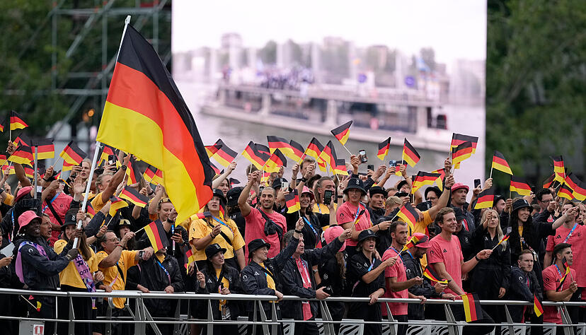 Dennis Schröder und Anna-Maria Wagner als Fahnenträger vom Team Deutschland bei der Eröffnungsfeier.