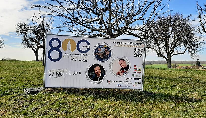 Gro&szlig;e Plakate wie hier auf der Giebelheide k&uuml;nden vom Jubil&auml;um der evangelischen Laurentiuskirche.