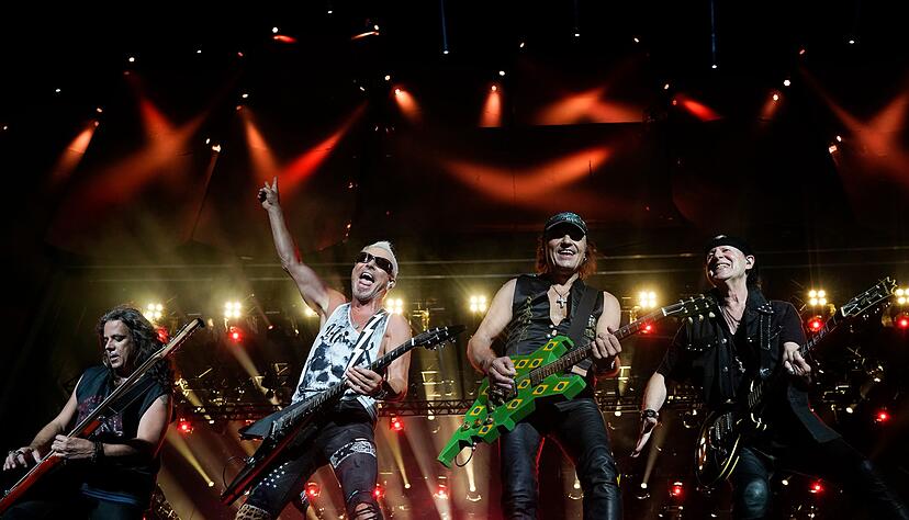 Fans schw&auml;rmen von der Energie der Scorpions auf der B&uuml;hne. (Archivbild)
