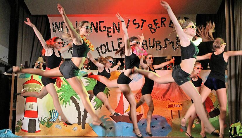 Die Jazztanzgruppe "Out of control" des TSV Ingelfingen begeistert das Publikum mit schwungvollen Choreografien und einer Reise durch verschiedene L&auml;nder.Fotos: Tamara K&uuml;hner