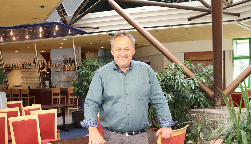 Martin K&uuml;bler in der Neckarsulmer Ballei: Den Standort f&uuml;hrt er gleichberechtigt mit dem Golfklub-Lokal. Beide erg&auml;nzen sich, findet der Gastronom.
Foto: Simon Gajer