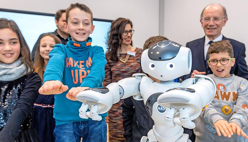 Robotereinsatz im Robert-Mayer-Gymnasium: Er soll die Kreativität der Schüler fördern. Für den Hochbegabtenzug nutzt die Schule einen speziellen Eignungstest, den Psychologen begleiten.
Foto: Mario Berger Robotereinsatz im Robert-Mayer-Gymnasium: Er soll die Kreativität der Schüler fördern. Für den Hochbegabtenzug nutzt die Schule einen speziellen Eignungstest, den Psychologen begleiten.
Foto: Mario Berger