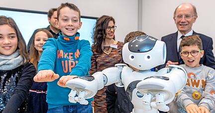 Robotereinsatz im Robert-Mayer-Gymnasium: Er soll die Kreativität der Schüler fördern. Für den Hochbegabtenzug nutzt die Schule einen speziellen Eignungstest, den Psychologen begleiten. 
Foto: Mario Berger
