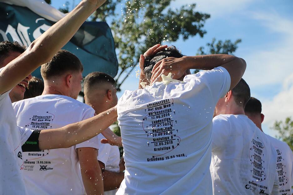 VfR Heilbronn schafft Sprung in die Verbandsliga: Aufstiegsfeier beginnt auf dem Platz