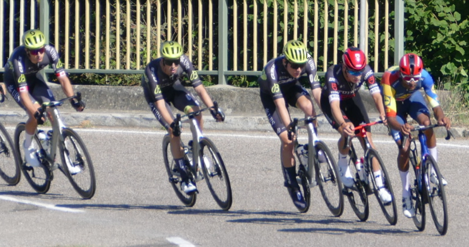 Die Fahrer erreichen Kochersteinsfeld. Die Fahrer erreichen Kochersteinsfeld.
