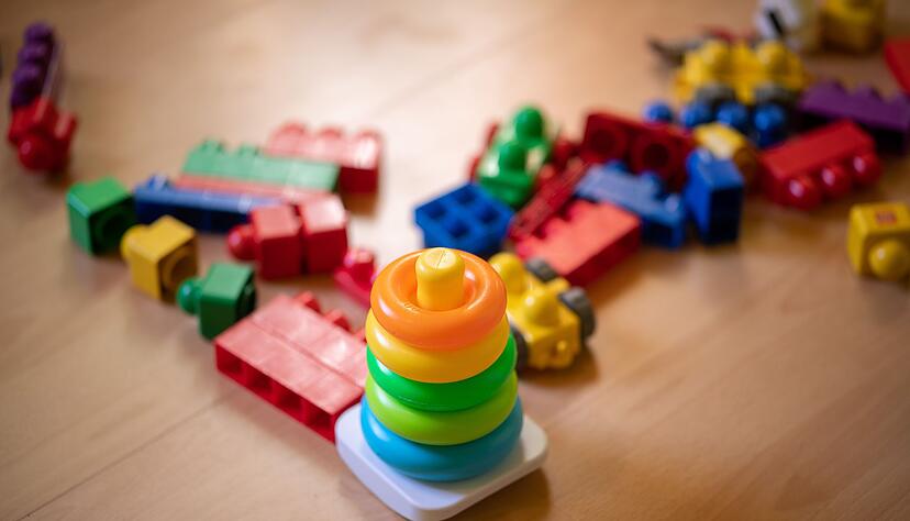 Beim Spielzeugkauf sollten Verbraucherinnen und Verbraucher laut Europol besonders wachsam sein, um Gefahren für Kinder zu vermeiden. (Symbolbild) Beim Spielzeugkauf sollten Verbraucherinnen und Verbraucher laut Europol besonders wachsam sein, um Gefahren für Kinder zu vermeiden. (Symbolbild)