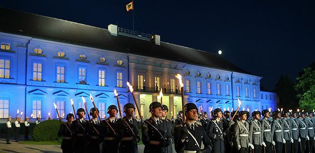 ARCHIV&nbsp;-&nbsp;Soldaten der Bundeswehr verabschieden am 29.06.2004 vor dem Schloss Bellevue in Berlin Bundespr&auml;sident Rau mit dem Gro&szlig;en Zapfenstreich. Foto: Wolfgang Kumm dpa (zu "Bellevue wird k&ouml;nigsblau" vom 15.11.2016) +++(c) dpa - Bildfunk+++ | Verwendung weltweit