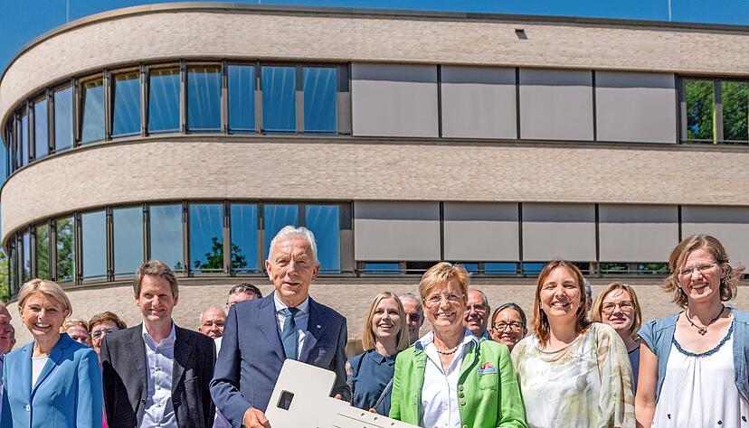 Viele waren dabei, als OB Harry Mergel Schulleiterin Michaela Weinreuter den Schlüssel übergab.