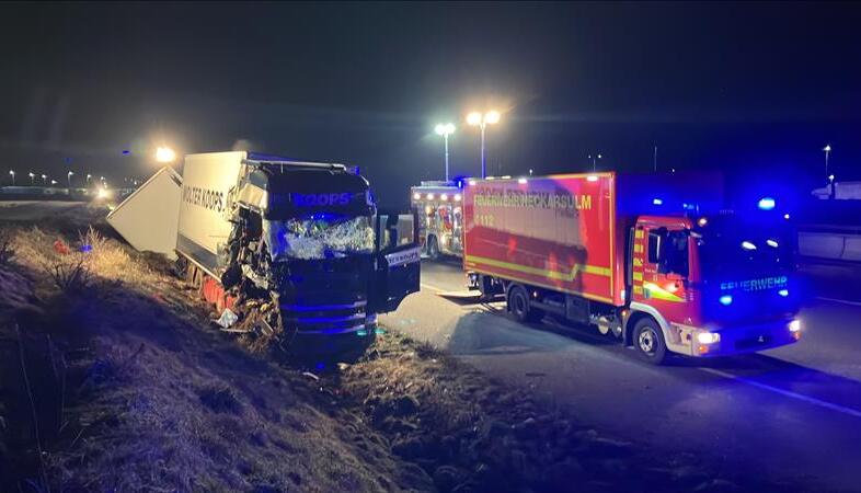 Unfall auf der A6 am frühen Morgen: Ein Lkw krachte auf Höhe von Erlenbach in einen Reisebus. Vier Personen wurden leicht verletzt. Unfall auf der A6 am frühen Morgen: Ein Lkw krachte auf Höhe von Erlenbach in einen Reisebus. Vier Personen wurden leicht verletzt.